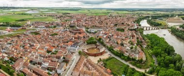 Ortaçağ köprüsü ve Valladolid 'deki Tordesillas şehrinin Douro Nehri kıyısındaki hava manzarası..