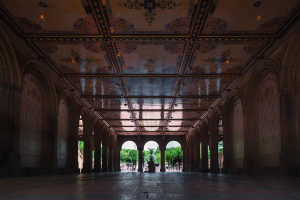 Turistler New York 'taki Central Park' ın göbeğindeki Bethesda Terrace 'da toplanırken, arka planda Bethesda Çeşmesi tanınıyor. Uzun pozlama.