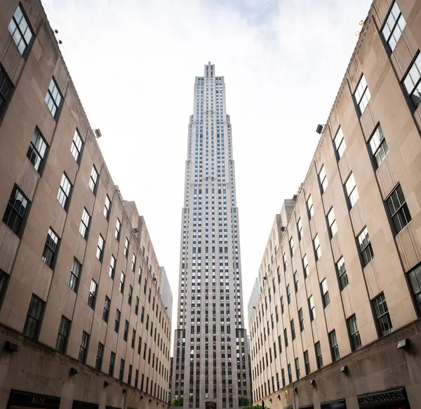NEW YORK CITY - 25 Mayıs 2024: Manhattan, New York 'taki Rockefeller Center' ın alçak açılı görüntüsü. 