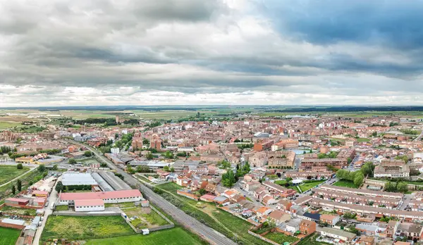 İspanya 'nın Valladolid kentindeki Medina del Campo şehrinin havadan görünüşü ve arka planda ünlü Castillo de la Mota şatosu..