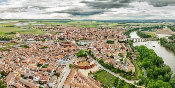Ortaçağ köprüsü ve Valladolid 'deki Tordesillas şehrinin Douro Nehri kıyısındaki hava manzarası..