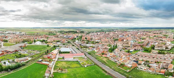 İspanya 'nın Valladolid kentindeki Medina del Campo şehrinin havadan görünüşü ve arka planda ünlü Castillo de la Mota şatosu..