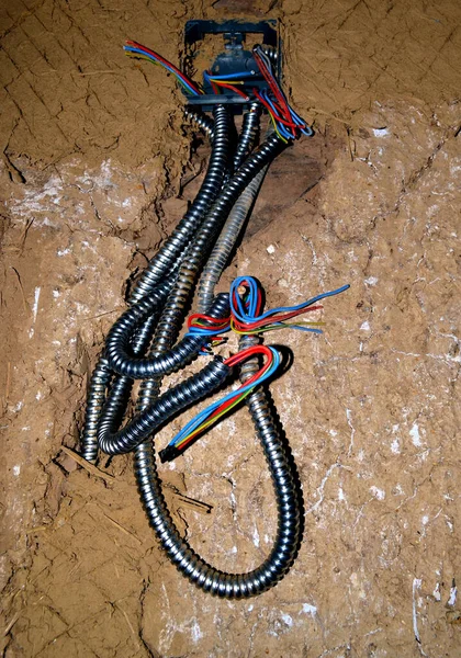 Elektrik Tesisatına Bağlı Kablolar Yenilenmiş Köy Evindeki Elektrik Tesisatından Geliyor — Stok fotoğraf
