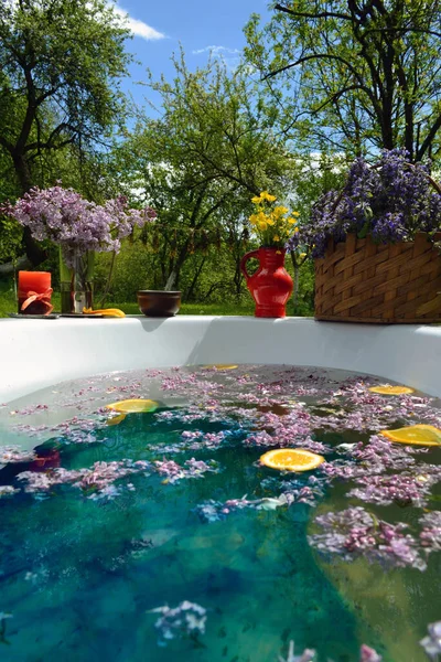 Ter Banho Relaxante Uma Banheira Jardim — Fotografia de Stock
