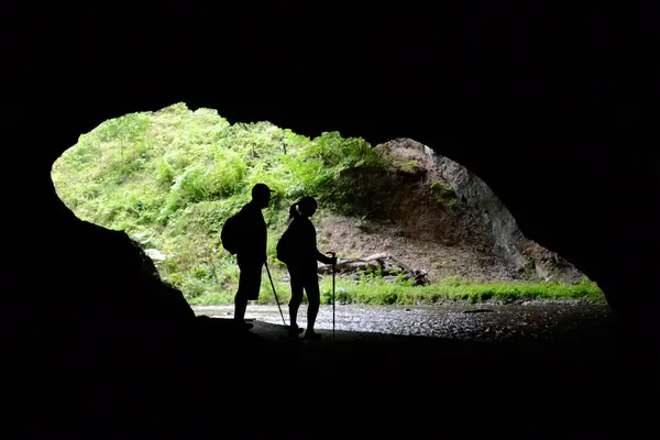 Casal Turistas Entrada Uma Caverna — Fotografia de Stock