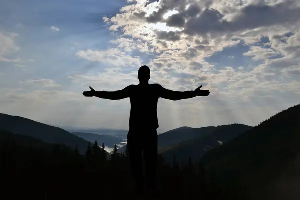 Silhueta Homem Desfrutando Liberdade Com Mãos Abertas Nas Montanhas — Fotografia de Stock