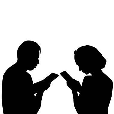 Çift cep telefonlarını birlikte kullanıyor.