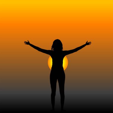 Elleri havada kadın, güneşin tadını çıkar.