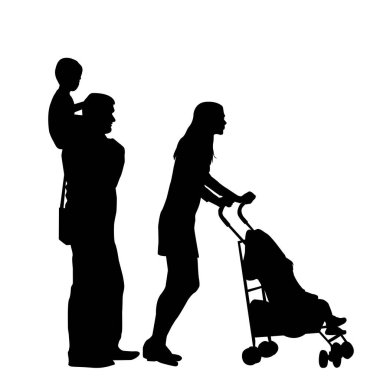 Mutlu bir aile, oğlu babasının boynuna oturur ve bebeği annesi tarafından bebek arabasında taşınır.