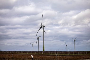 Avrupa 'da enerji geçişi: Almanya' da otoyol boyunca uzanan tarlalarda rüzgar türbinleri Leipzig ve Dresden otobanlarında