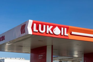 Valthe, Sırbistan - 24 Mart 2023: LUKOIL petrol şirketi logosu. Lukoil, merkezi Moskova 'da bulunan ve petrol, üretim, taşımacılık ve petrol ve doğal gaz ticareti alanında uzmanlaşmış çok uluslu bir Rus enerji şirketidir.
