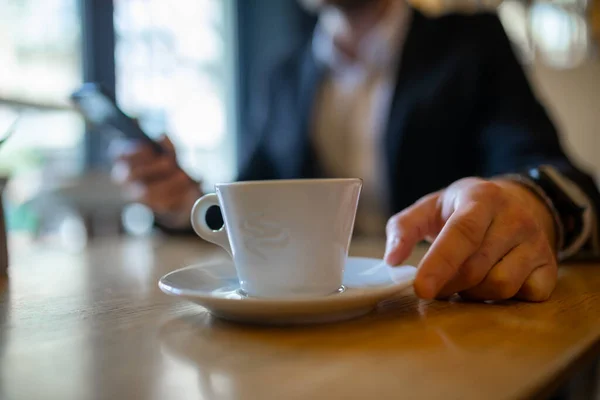 Üzletember Reggeli Kávét Iszik Nagy Fehér Pohárból Híreket Olvas Mobilon — Stock Fotó