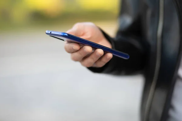 Zbliżenie Obrazu Nierozpoznawalnego Młodego Człowieka Trzymającego Mobilny Smartfon Ręku Rozmawiającego — Zdjęcie stockowe