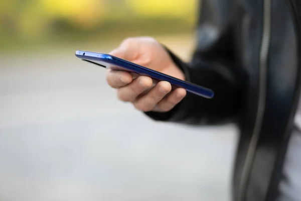 Imagem Perto Jovem Irreconhecível Moderno Segurando Smartphone Móvel Mão Conversando — Fotografia de Stock