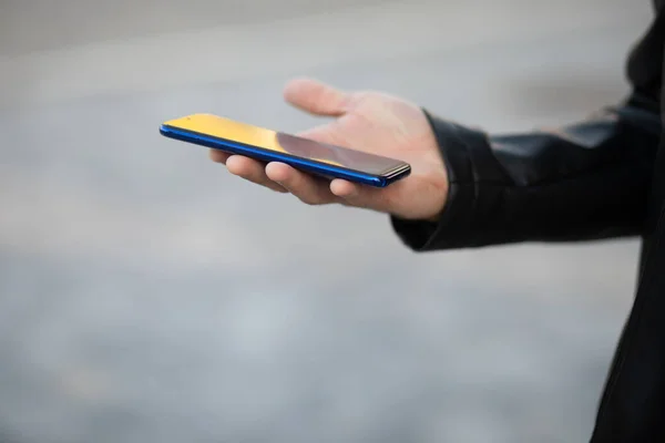 Zbliżenie Mężczyzny Trzymającego Ręku Telefon Komórkowy Rozmawiającego Przez Aplikację Internetową — Zdjęcie stockowe
