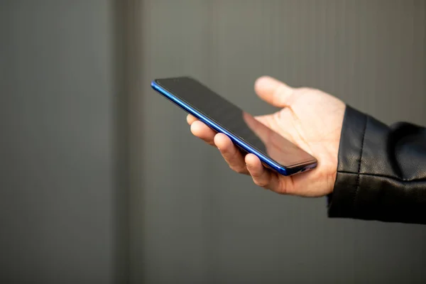 Detailní Záběr Nerozpoznatelného Muže Držícího Mobilní Smartphone Ruce Chatování Prostřednictvím — Stock fotografie