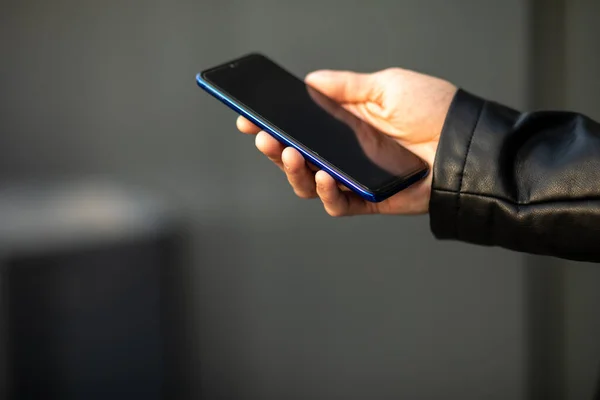 Oigenkännlig Man Som Håller Mobiltelefon Handen Chattar Internetapplikation — Stockfoto