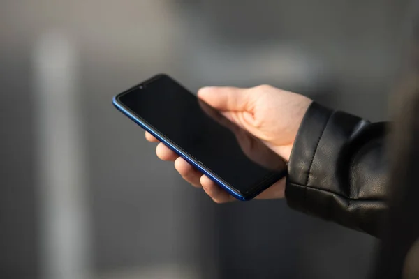 Cep Telefonunu Elinde Tutan Internet Uygulaması Üzerinden Sohbet Eden Tanınmayan — Stok fotoğraf