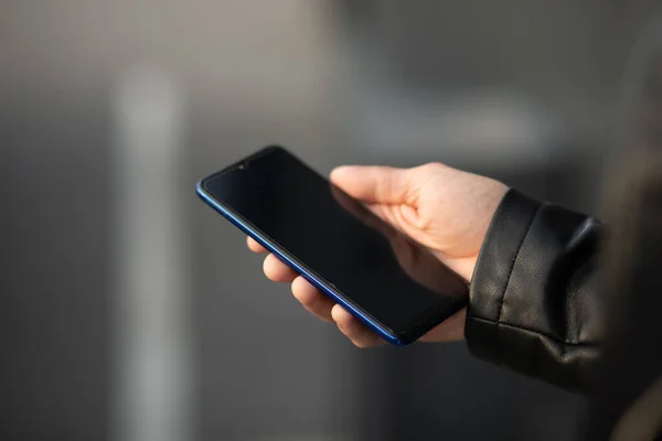 Närbild Manliga Händer Med Mobiltelefon Söka Internet Eller Sociala Nätverk — Stockfoto