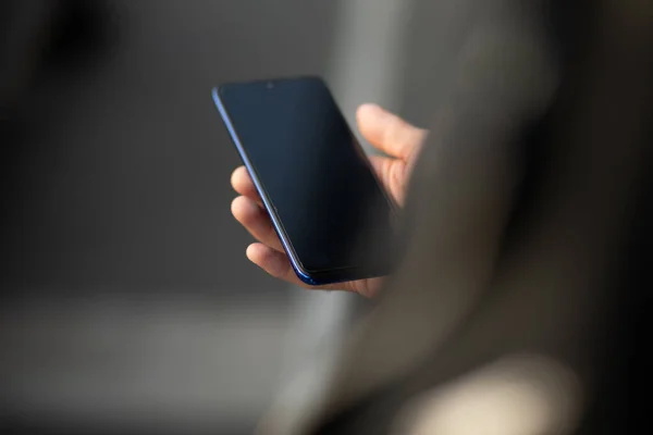 Zbliżenie Obrazu Nierozpoznawalnego Młodego Człowieka Trzymającego Mobilny Smartfon Ręku Rozmawiającego — Zdjęcie stockowe