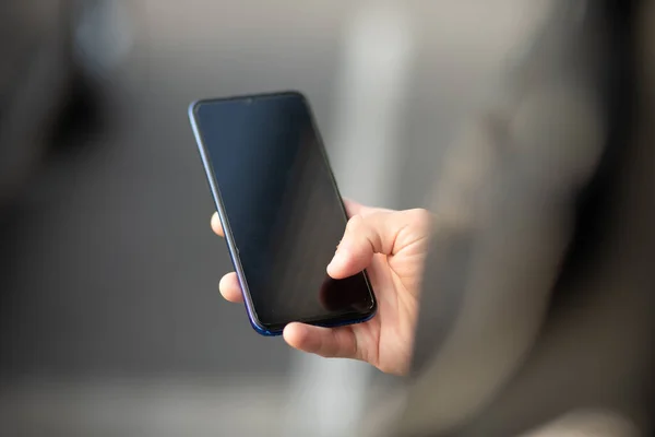 Närbild Bild Bild Ung Modern Man Som Håller Mobiltelefon Handen — Stockfoto