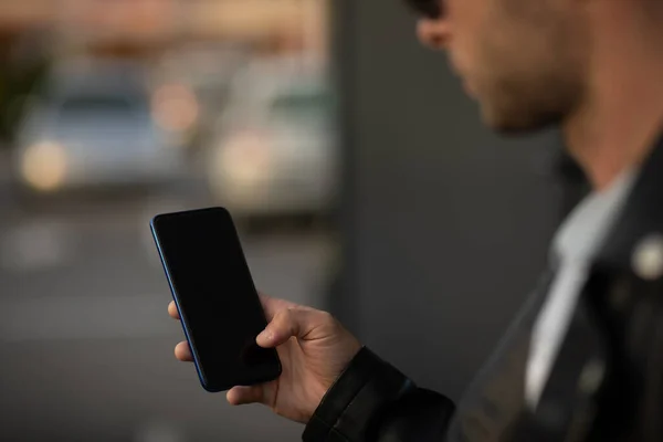 Närbild Bild Oigenkännlig Ung Modern Man Som Håller Mobiltelefon Handen — Stockfoto