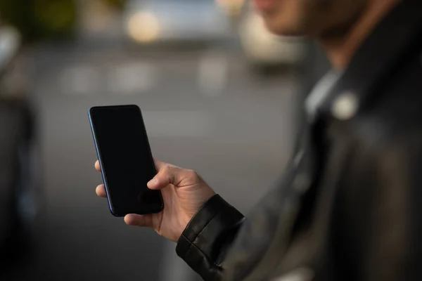 Closeup Shot Man Holding Mobile Smartphone Hand Chatting Internet Application — Stock Photo, Image