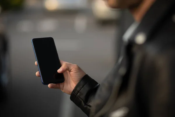 Cep Telefonunu Elinde Tutan Genç Modern Bir Adamın Internet Uygulaması — Stok fotoğraf