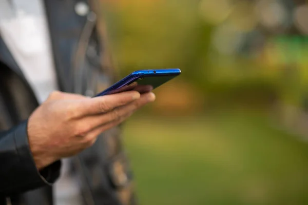 Närbild Bild Bild Ung Modern Man Som Håller Mobiltelefon Handen — Stockfoto