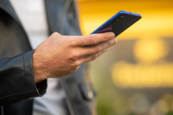 Oigenkännlig Man Som Håller Mobiltelefon Handen Chattar Internetapplikation — Stockfoto
