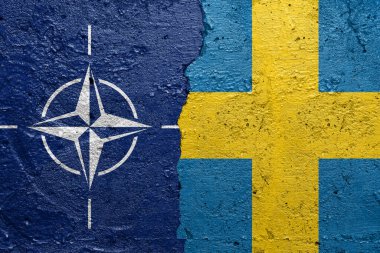 NATO ve İsveç bayrakları - Solda bir Kuzey Atlantik Antlaşma Örgütü bayrağı ve sağda bir İsveç bayrağı ile boyanmış beton duvar