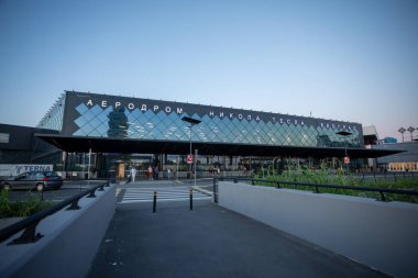 Sırbistan 'ın Belgrad kentindeki Uluslararası Havalimanı Nikola Tesla' daki yeni bina, gün batımı, çıkış kapısı