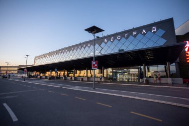 Sırbistan 'ın Belgrad kentindeki Uluslararası Havalimanı Nikola Tesla' daki yeni bina, gün batımı, çıkış kapısı
