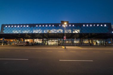 Sırbistan 'ın Belgrad kentindeki Uluslararası Havalimanı Nikola Tesla' nın yeni ana binası, gün batımı, çıkış kapısı