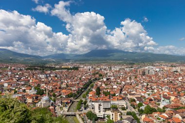 Prizren 'li Panorama, Ortaçağ kalesi Kalaja' nın manzarası. Kosova ve Sırbistan