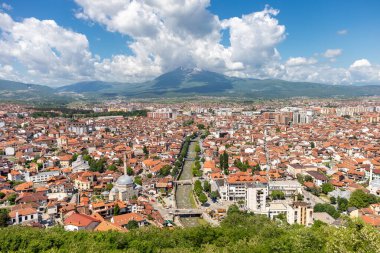 Prizren 'li Panorama, Ortaçağ kalesi Kalaja' nın manzarası. Kosova ve Sırbistan