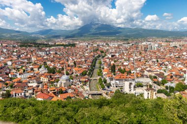 Prizren 'li Panorama, Ortaçağ kalesi Kalaja' nın manzarası. Kosova ve Sırbistan