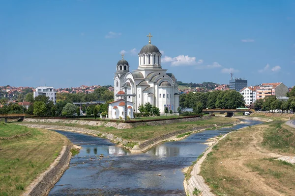 ヴァルジェヴォにおける主の復活の大聖堂教会は ヴァルジェヴォにおける主要かつ最大の正教会である 川とコルバラ川 それはセルビア正教会のヴァルジェヴォ エパリッチの中央教会です セルビア — ストック写真