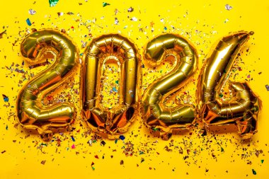 Mutlu yıllar 2024 konsepti - altın folyo balonları ve konfeti stok fotoğrafı