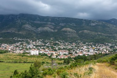 Karadağ 'daki şatodan Sutomore' a bak