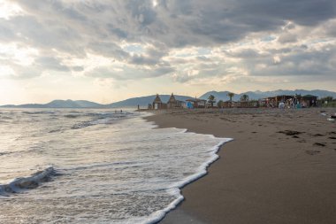 Ulcinj, Ada Bojana, Karadağ - 11 Haziran 2022: Ulcinj yakınlarındaki Karadağ 'ın güneyindeki ünlü kumsal