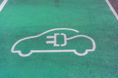 Elektrikli arabalara ayrılmış özel bir park yeri. Araba şarj aleti.