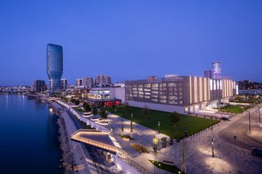 Belgrad, Sırbistan - 5 Ekim 2023: Belgrad Galeri Alışveriş Merkezi ve Belgrad Rıhtımı - Sava Nehri kıyısında yeni bir lüks mahalle