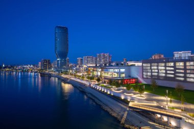 Belgrad, Sırbistan - 5 Ekim 2023: Belgrad Rıhtımı - Sava Nehri kıyısında yeni bir lüks mahalle, gece manzarası