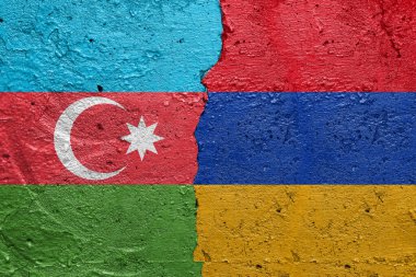 Azerbaycan ve Ermenistan bayrağı beton duvar arkaplanı üzerine duvar yazısı olarak
