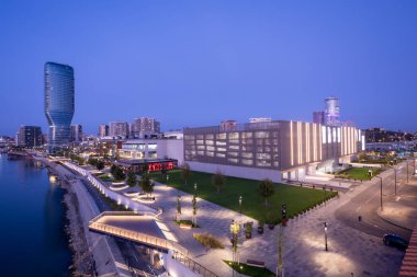 Belgrad, Sırbistan - 5 Ekim 2023: Belgrad Galeri Alışveriş Merkezi ve Belgrad Rıhtımı - Sava Nehri kıyısında yeni bir lüks mahalle