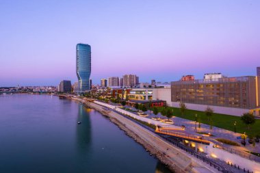 Belgrad, Sırbistan - 5 Ekim 2023: Belgrad Rıhtımı 'nda gün batımı - Sava Nehri kıyısında yeni lüks bir mahalle