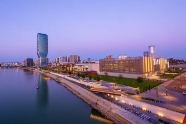 Belgrad, Sırbistan - 5 Ekim 2023: Belgrad Rıhtımı 'nda gün batımı - Sava Nehri kıyısında yeni lüks bir mahalle