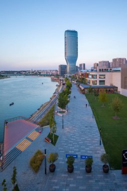 Belgrad, Sırbistan - 5 Ekim 2023: Belgrad Rıhtımı - Sava Nehri kıyısında yeni bir lüks mahalle