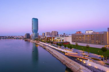 Belgrad, Sırbistan - 5 Ekim 2023: Belgrad Rıhtımı 'nda gün batımı - Sava Nehri kıyısında yeni lüks bir mahalle